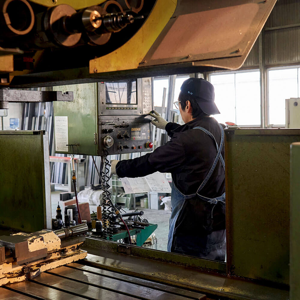 製造工場勤務の機械オペレーター